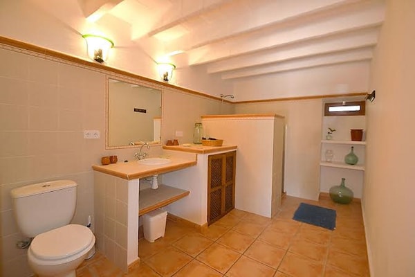 Foto van Boerderij op Mallorca met zwembad & uitzicht - Vakantiehuis in Villafranca de Bonany - BathRoom