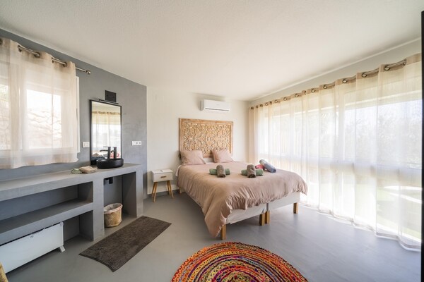 Foto van Verblijf aan het zwembad met uitzicht op de oceaan - BedRoom