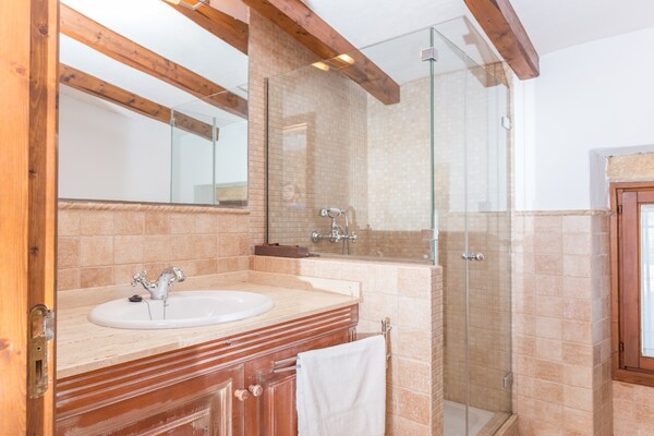 Foto van Ca'n Pou Vell - Villa met privézwembad in Búger - Vakantiehuis in Búger, Illes Balears - BathRoom