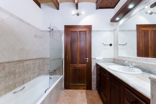Foto van Villa met terraszicht - Vakantiehuis in Búger , Illes Balears - BathRoom