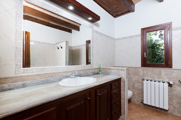 Foto van Villa met terraszicht - Vakantiehuis in Búger , Illes Balears - BathRoom