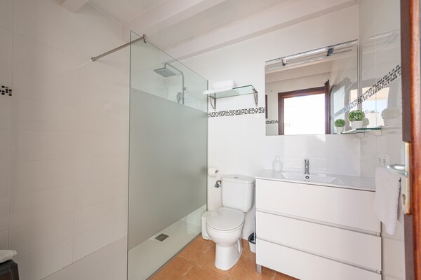 Foto van Villa met uitzicht op de bergen en zwembad - Vakantiehuis in Búger, Illes Balears - BathRoom