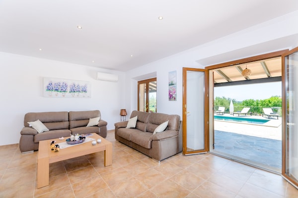 Foto van Villa met panoramisch uitzicht en zwembad - Vakantiehuis in Montuïri, Illes Balears - LivingRoom