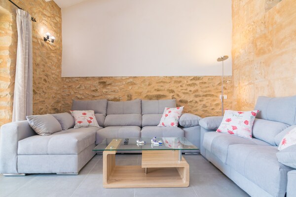 Foto van Stijlvol herenhuis met zwembad - Vakantiehuis in Randa (algaida), Illes Balears - LivingRoom