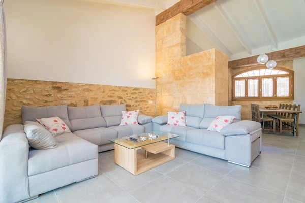 Foto van Stijlvol herenhuis met zwembad - Vakantiehuis in Randa (algaida), Illes Balears - LivingRoom