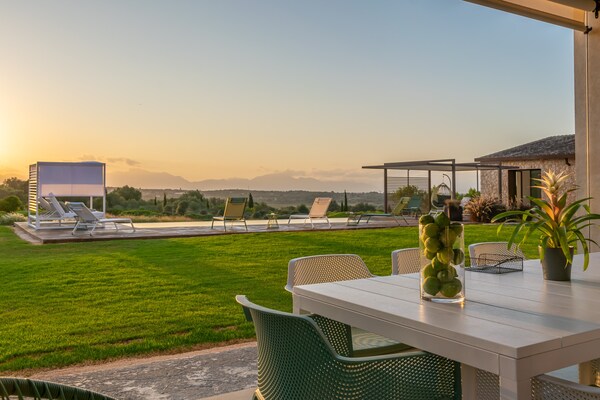 Foto van Stijlvolle villa met uitzicht en zwembad - Vakantiehuis in Ariany, Illes Balears - 