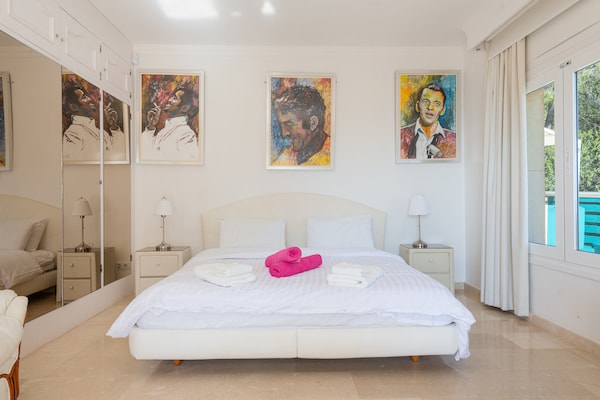 Foto van Villa in Portals Nous met zwembad en zeezicht - Vakantiehuis in , Illes Balears - ExteriorSummer