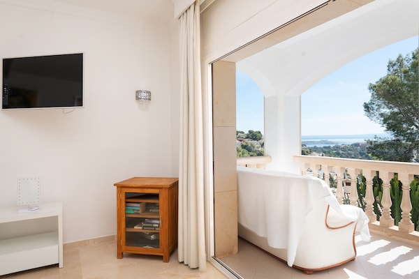 Foto van Villa in Portals Nous met zwembad en zeezicht - Vakantiehuis in , Illes Balears - ExteriorSummer