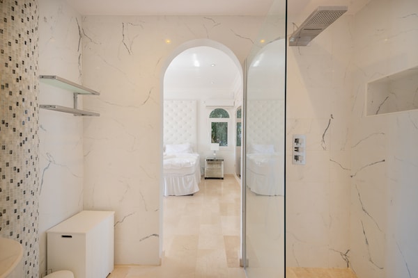 Foto van Villa in Portals Nous met zwembad en zeezicht - Vakantiehuis in , Illes Balears - ExteriorSummer