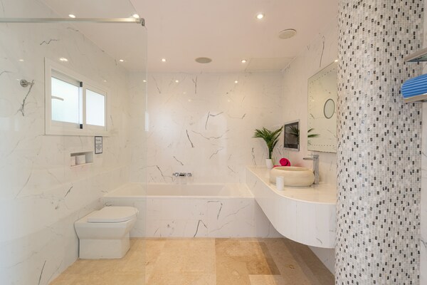 Foto van Villa in Portals Nous met zwembad en zeezicht - Vakantiehuis in , Illes Balears - ExteriorSummer
