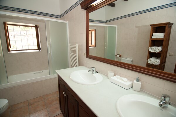 Foto van Stijlvolle Ibiza Villa met Zwembad - Vakantiehuis in San José - BathRoom