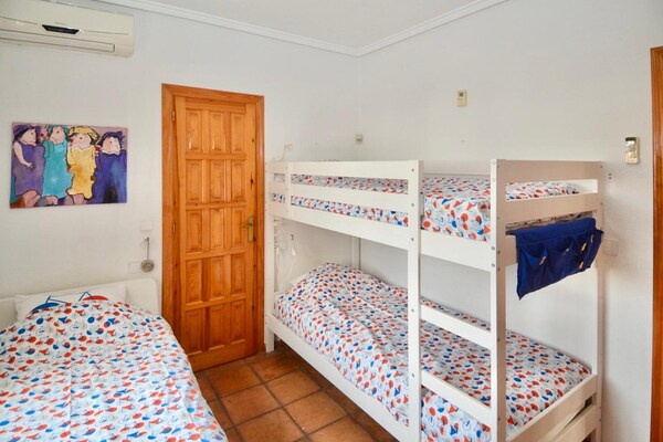 Foto van Familievilla met uitzicht op de vallei - Vakantiehuis in Rojales - BedRoom