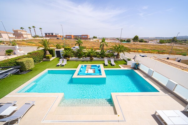 Foto van Stijlvolle villa met uitzicht op het meer - Vakantiehuis in Torremendo - ViewSummer