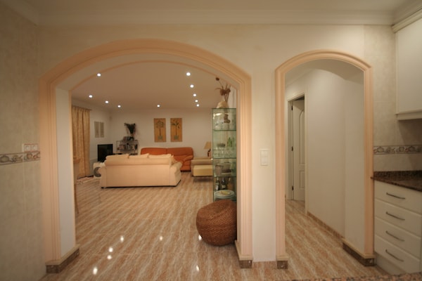 Foto van Villa op een steenworp afstand van de zee - Vakantiehuis in Denia - LivingRoom