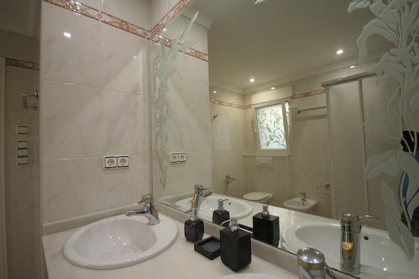 Foto van Villa op een steenworp afstand van de zee - Vakantiehuis in Denia - BathRoom
