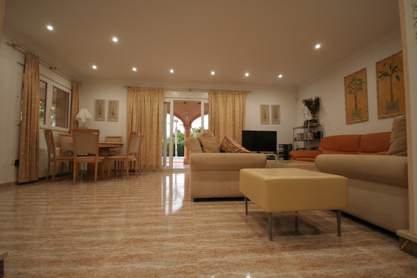 Foto van Villa op een steenworp afstand van de zee - Vakantiehuis in Denia - LivingRoom