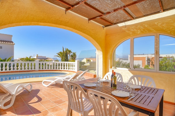 Foto van ﻿Vrijstaande villa aan de kust in Benitachell met zwembad - TerraceBalcony