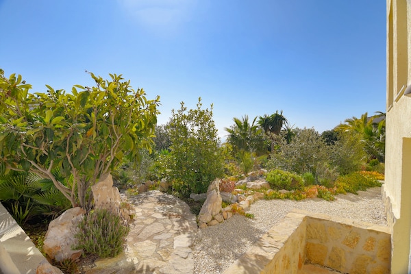 Foto van ﻿Vrijstaande villa aan de kust in Benitachell met zwembad - GardenSummer
