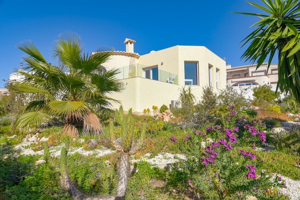 Foto van ﻿Vrijstaande villa aan de kust in Benitachell met zwembad - GardenSummer