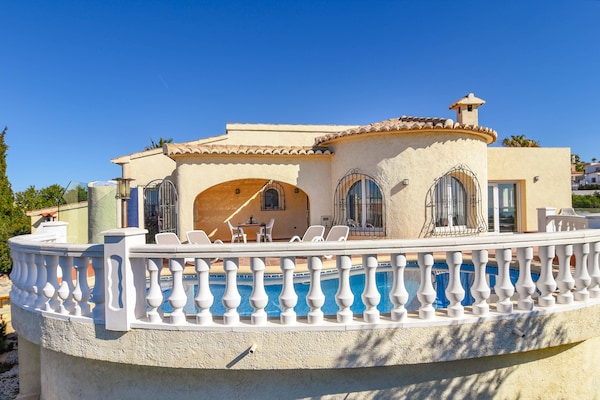 Foto van ﻿Vrijstaande villa aan de kust in Benitachell met zwembad - ExteriorSummer