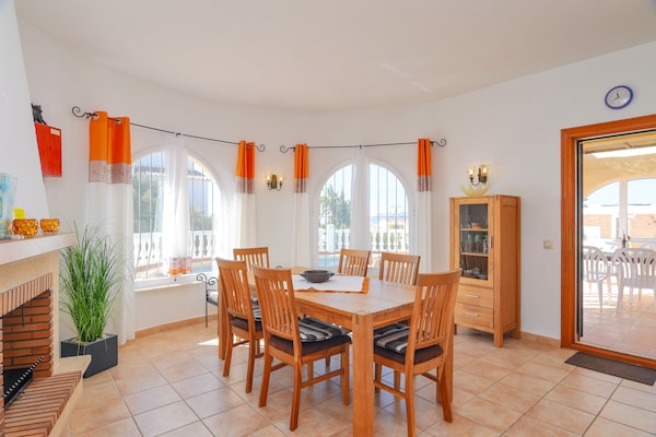 Foto van ﻿Vrijstaande villa aan de kust in Benitachell met zwembad - DiningRoom