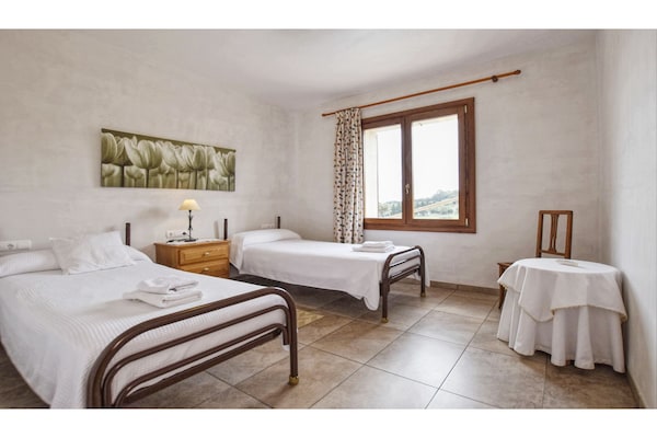 Foto van Landhuis in Spanje met Zwembad & Uitzicht - Vakantiehuis in Campanet - BedRoom