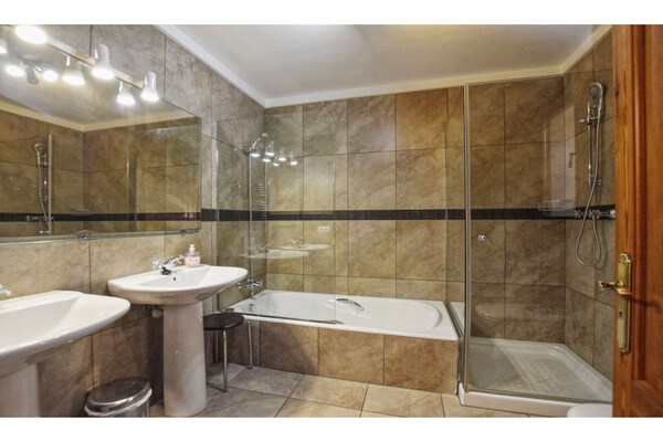 Foto van Landhuis in Spanje met Zwembad & Uitzicht - Vakantiehuis in Campanet - BathRoom