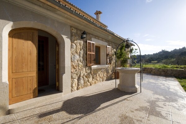 Foto van Landhuis in Spanje met Zwembad & Uitzicht - Vakantiehuis in Campanet - ExteriorSummer