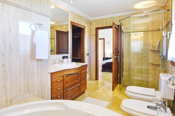 Foto van Rustig landhuis in Binissalem met zwembad - Vakantiehuis in Binissalem - BathRoom