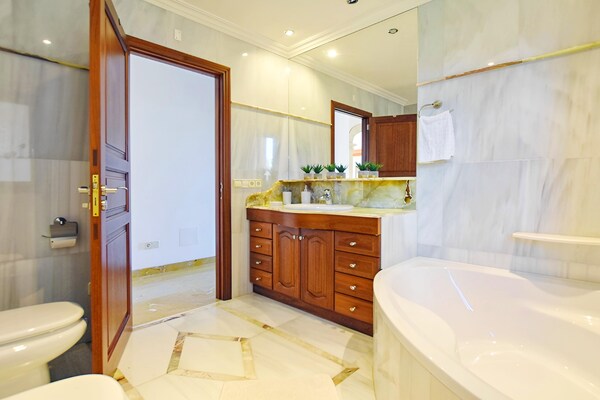 Foto van Rustig landhuis in Binissalem met zwembad - Vakantiehuis in Binissalem - BathRoom
