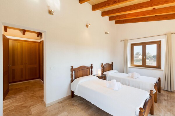 Foto van Moderne rustieke landvilla met zwembad - Vakantiehuis in Lloseta - BedRoom