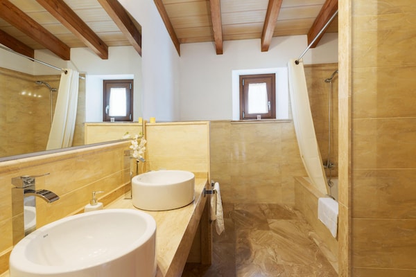 Foto van Moderne rustieke landvilla met zwembad - Vakantiehuis in Lloseta - BathRoom