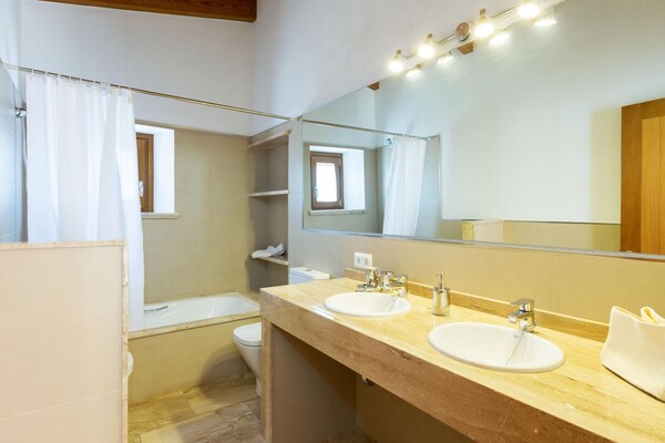 Foto van Moderne rustieke landvilla met zwembad - Vakantiehuis in Lloseta - BathRoom