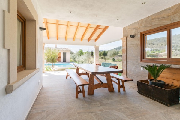 Foto van Moderne rustieke landvilla met zwembad - Vakantiehuis in Lloseta - TerraceBalcony