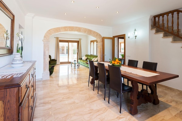 Foto van Moderne rustieke landvilla met zwembad - Vakantiehuis in Lloseta - DiningRoom