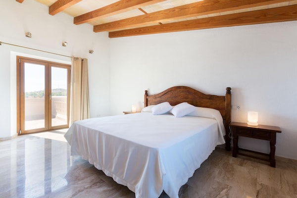 Foto van Moderne rustieke landvilla met zwembad - Vakantiehuis in Lloseta - BedRoom