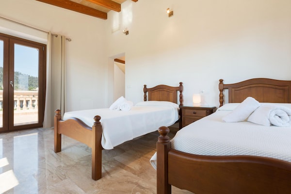 Foto van Moderne rustieke landvilla met zwembad - Vakantiehuis in Lloseta - BedRoom