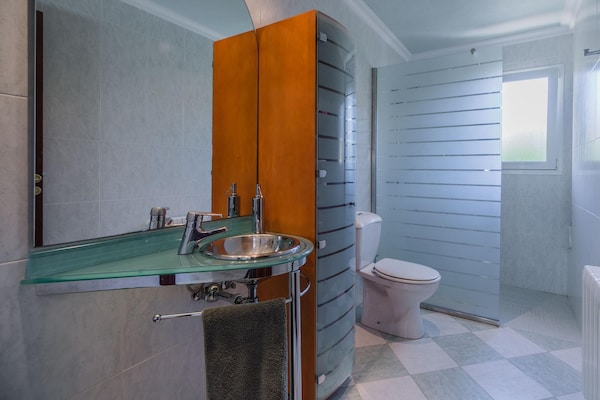 Foto van Waterfront Port d'Alcudia Villa voor 8 - Vakantiehuis in Port d´Alcudia - BathRoom