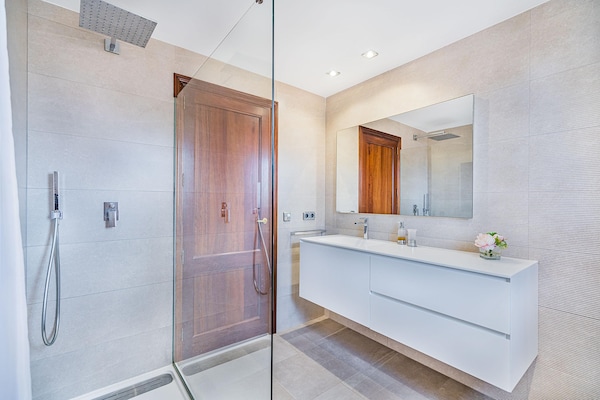 Foto van Waterfront Port d'Alcudia Villa voor 8 - Vakantiehuis in Port d´Alcudia - BathRoom