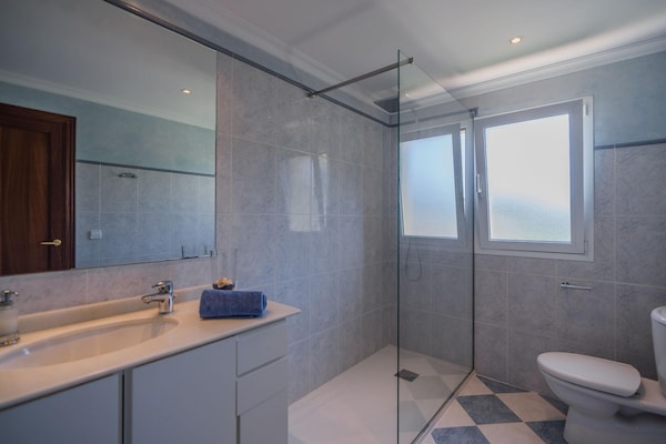 Foto van Waterfront Port d'Alcudia Villa voor 8 - Vakantiehuis in Port d´Alcudia - BathRoom