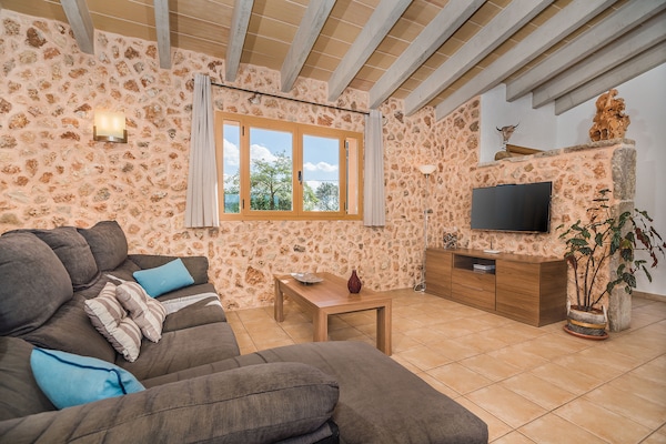Foto van Vreedzame landvilla in Sa Pobla - Vakantiehuis in Sa Pobla - LivingRoom