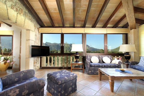 Foto van Villa met Mallorcaanse berguitzicht voor 8 - Vakantiehuis in Pollensa / Pollença - LivingRoom
