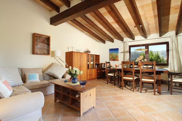Foto van Villa met Mallorcaanse berguitzicht voor 8 - Vakantiehuis in Pollensa / Pollença - LivingRoom