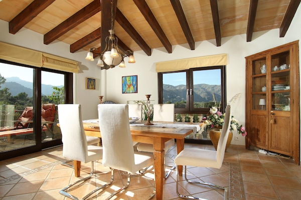 Foto van Villa met Mallorcaanse berguitzicht voor 8 - Vakantiehuis in Pollensa / Pollença - DiningRoom
