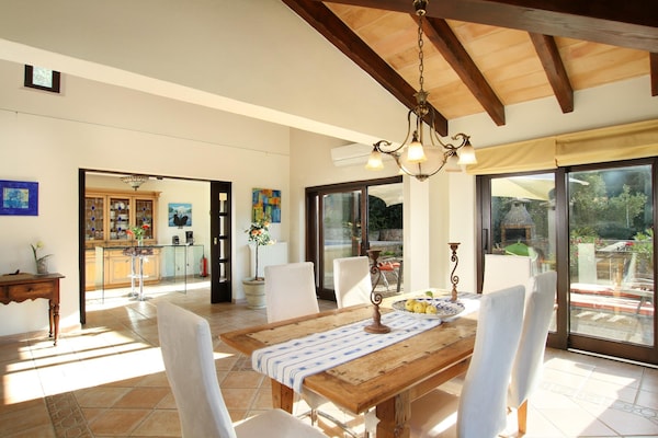 Foto van Villa met Mallorcaanse berguitzicht voor 8 - Vakantiehuis in Pollensa / Pollença - DiningRoom