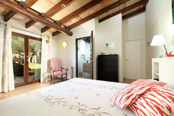 Foto van Villa met Mallorcaanse berguitzicht voor 8 - Vakantiehuis in Pollensa / Pollença - BedRoom