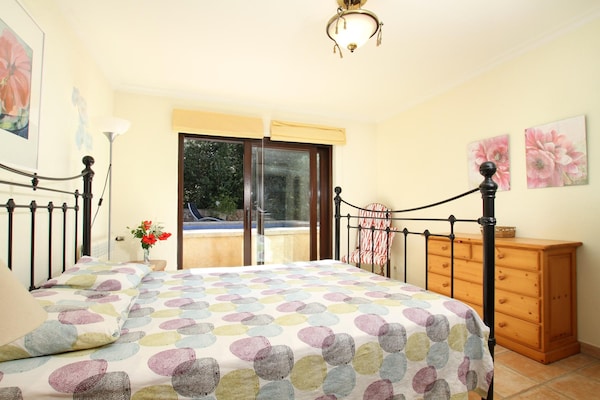 Foto van Villa met Mallorcaanse berguitzicht voor 8 - Vakantiehuis in Pollensa / Pollença - BedRoom
