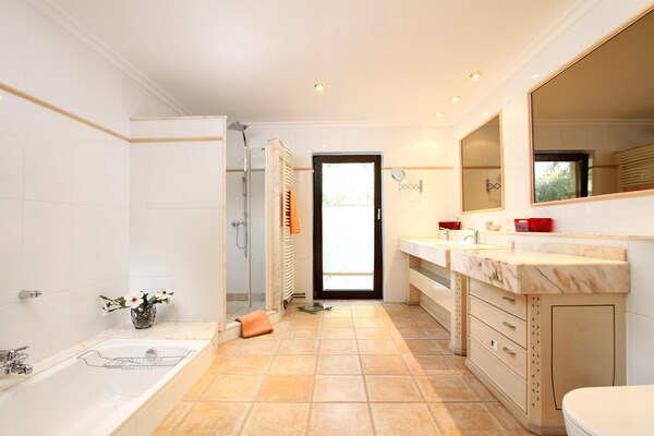 Foto van Villa met Mallorcaanse berguitzicht voor 8 - Vakantiehuis in Pollensa / Pollença - BathRoom