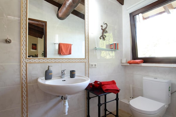 Foto van Villa met Mallorcaanse berguitzicht voor 8 - Vakantiehuis in Pollensa / Pollença - BathRoom