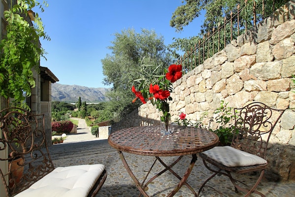 Foto van Villa met Mallorcaanse berguitzicht voor 8 - Vakantiehuis in Pollensa / Pollença - TerraceBalcony